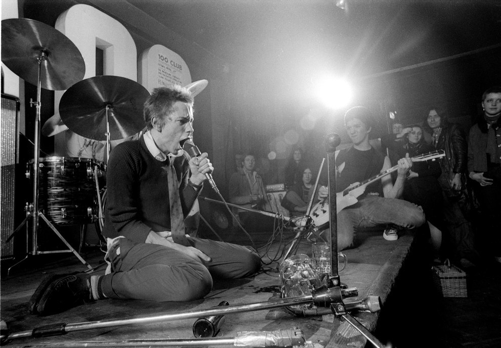 johnny-rotten-and-steve-jones-performing-with-the-sex-pistols-at-the-100-club-in-london-1976-ray-stevenson